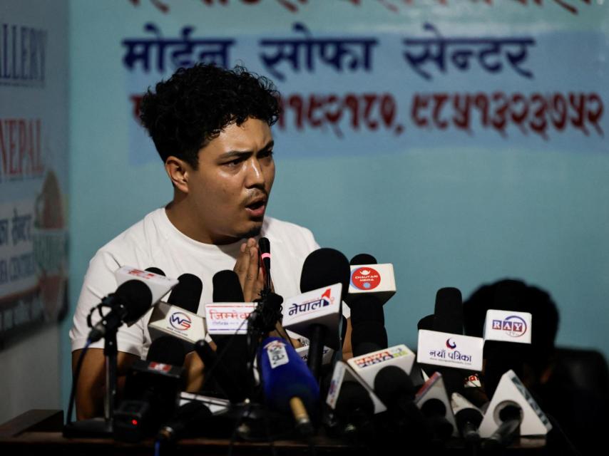 Ojaswi Raj Thapa, portavoz de la Generación Z nepalí, habla en Katmandú tras las protestas anticorrupción.