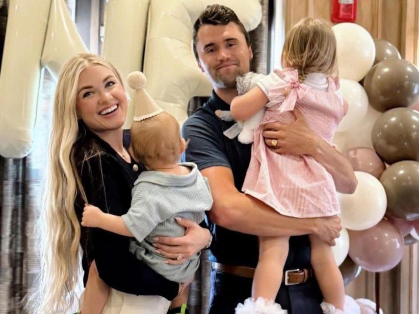 Charlie Kirk con su mujer e hijas.