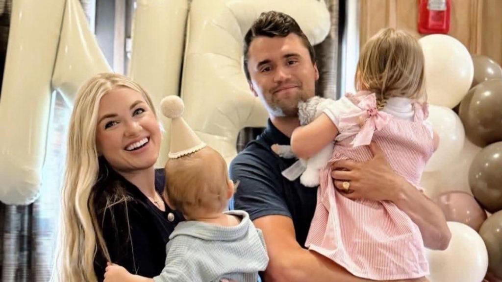 Charlie Kirk con su mujer e hijas.