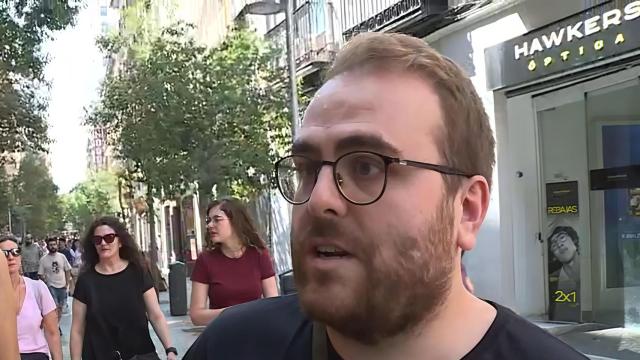 Un joven critica el uso malintencionado de la inteligencia artificial durante una entrevista en televisión.