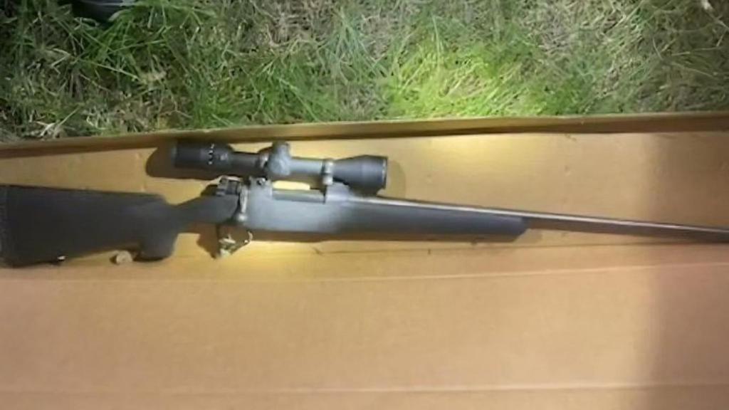 Imágenes del supuesto rifle usado por el tirador para matar a Charlie Kirk