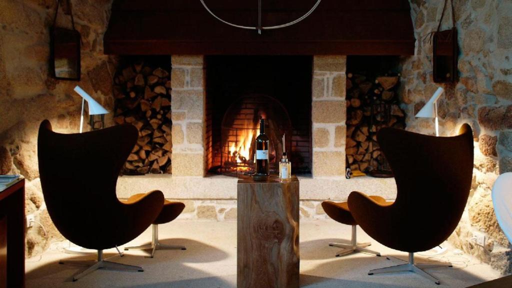 Chimenea e interior del Novavila Design Wine Hotel.