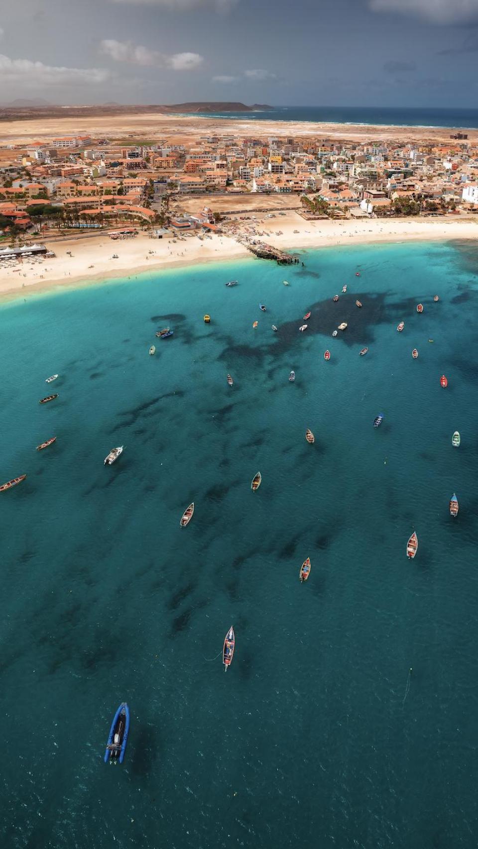 Vista aérea de la localidad de Santa María, en la Isla de Sal.