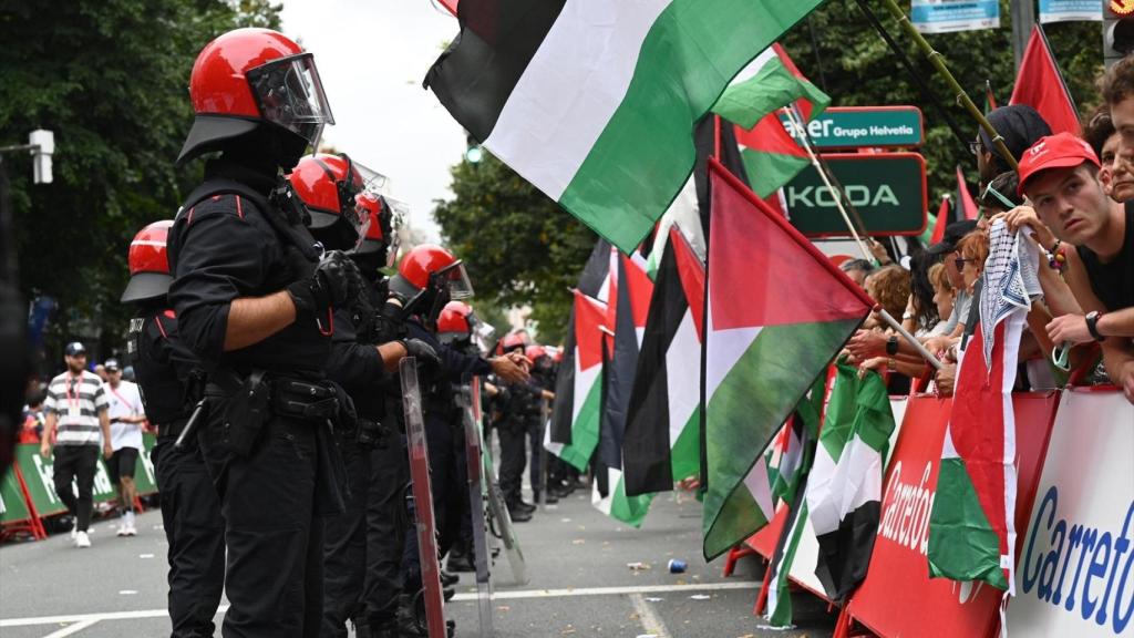 Agentes de la Ertzaintza frente a manifestantes propalestinos durante la etapa de La Vuelta en Bilbao.
