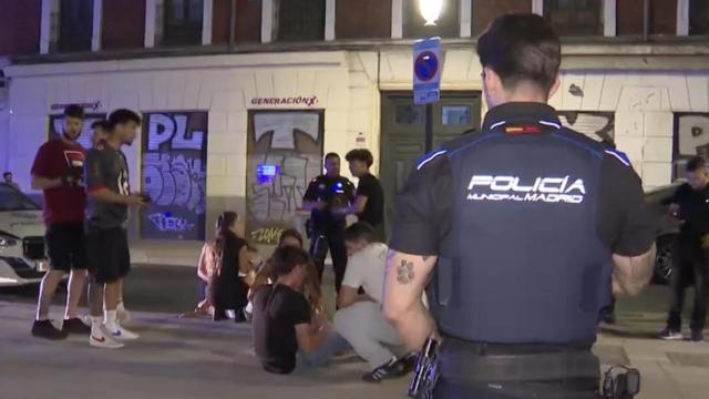 Un policía tras la pelea en una discoteca en el centro de Madrid.
