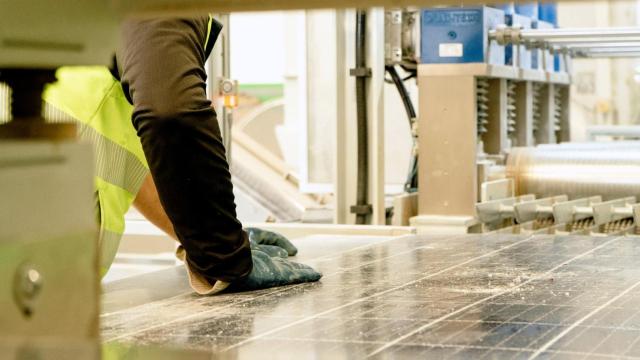 Trabajos de tratamiento de placas solares en la planta de Cadrete (Zaragoza).