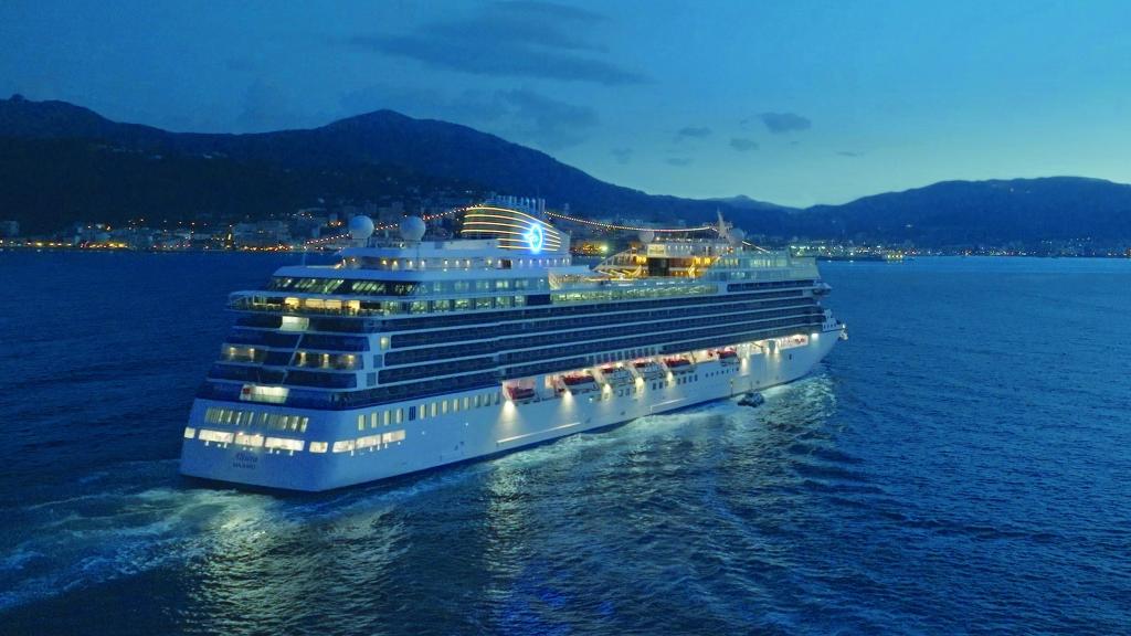 El Allura visto de noche.