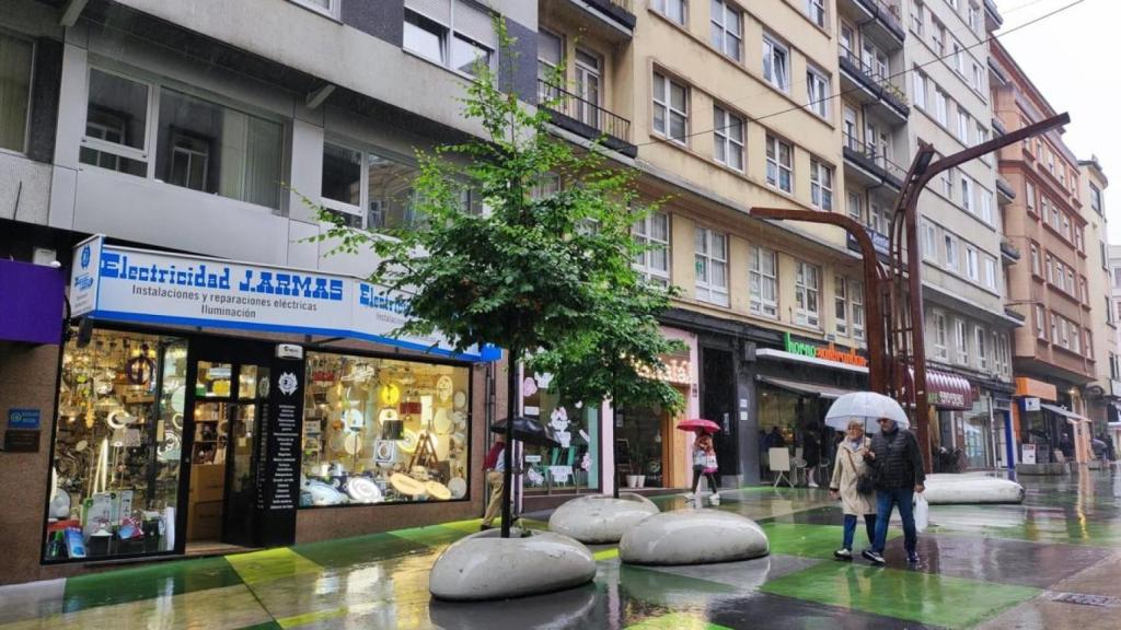 El negocio J. Armas, con elementos de mobiliario urbano nuevos en Alcalde Marchesi.