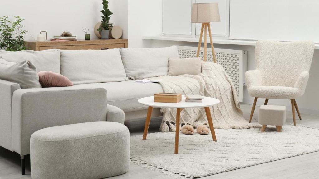 Salón con muebles blancos.