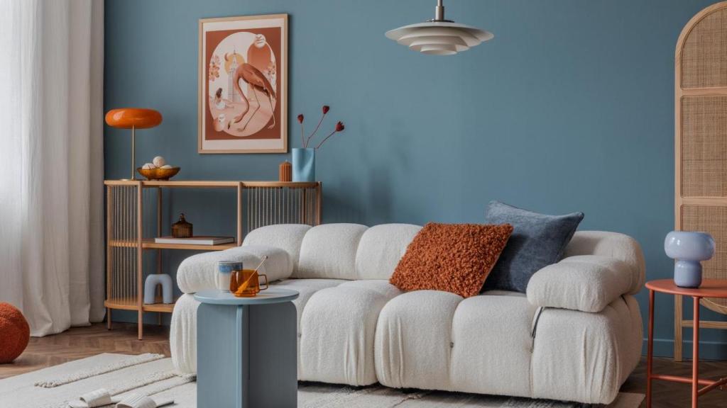 Salón con el sofá en blanco.