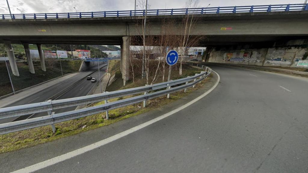 Un coche averiado en A Coruña provoca retenciones en la rotonda de Marineda