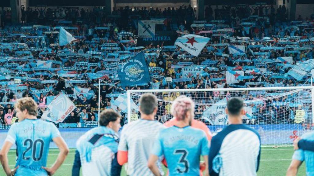 Los jugadores del Celta frente a su afición durante un partido de La Liga