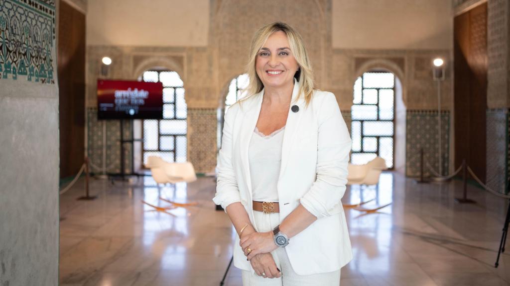 La dirigente del Partido Popular visita 'Arréglate que nos vamos'.