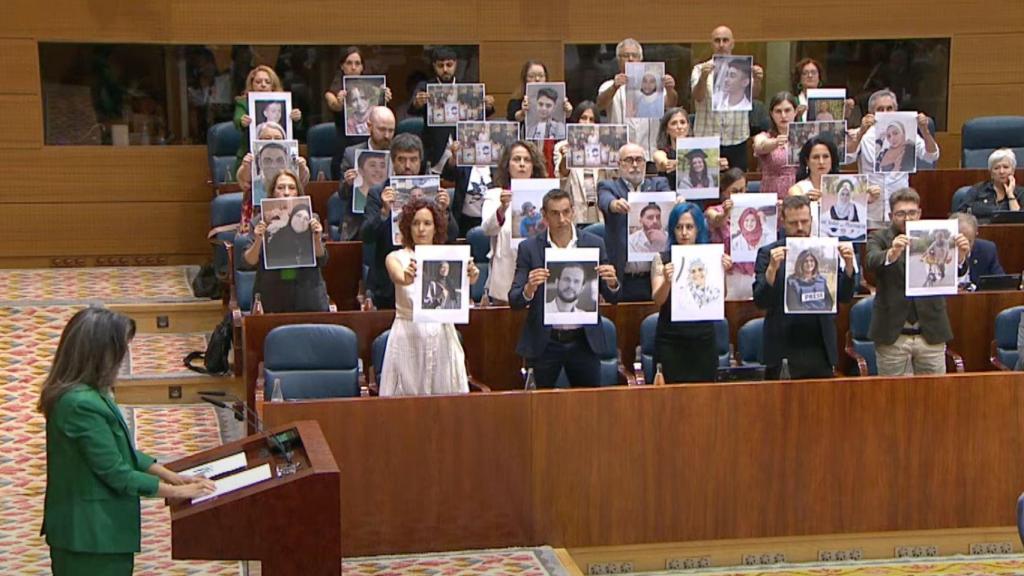 Momento en el que los diputados de Más Madrid han sacado fotos de asesinados en Gaza.