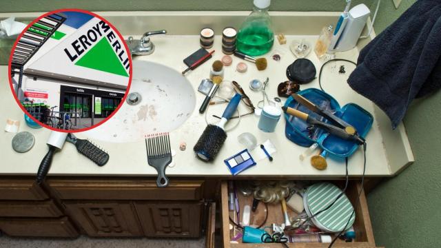 Baño desordenado.