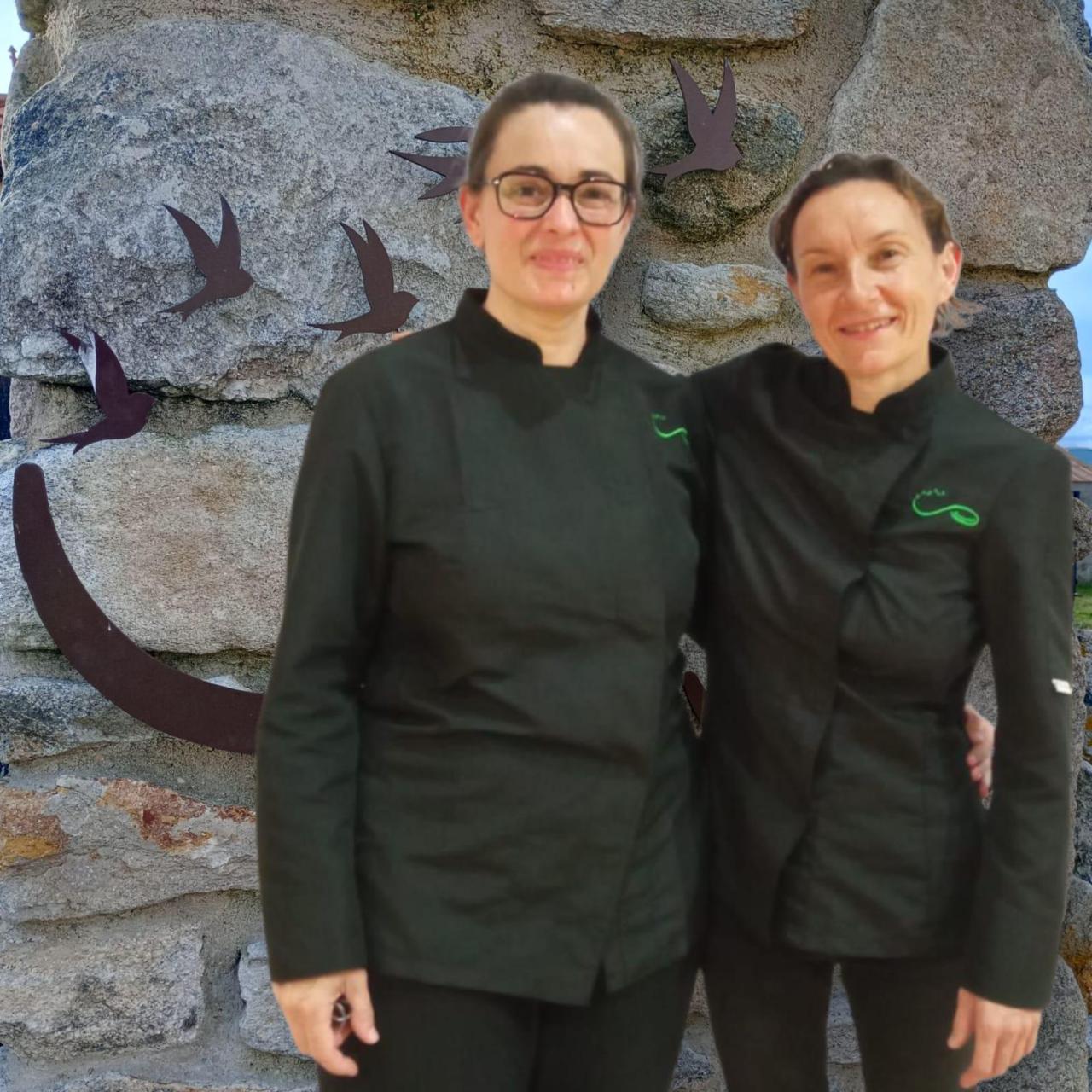 Las dos socias posan juntas