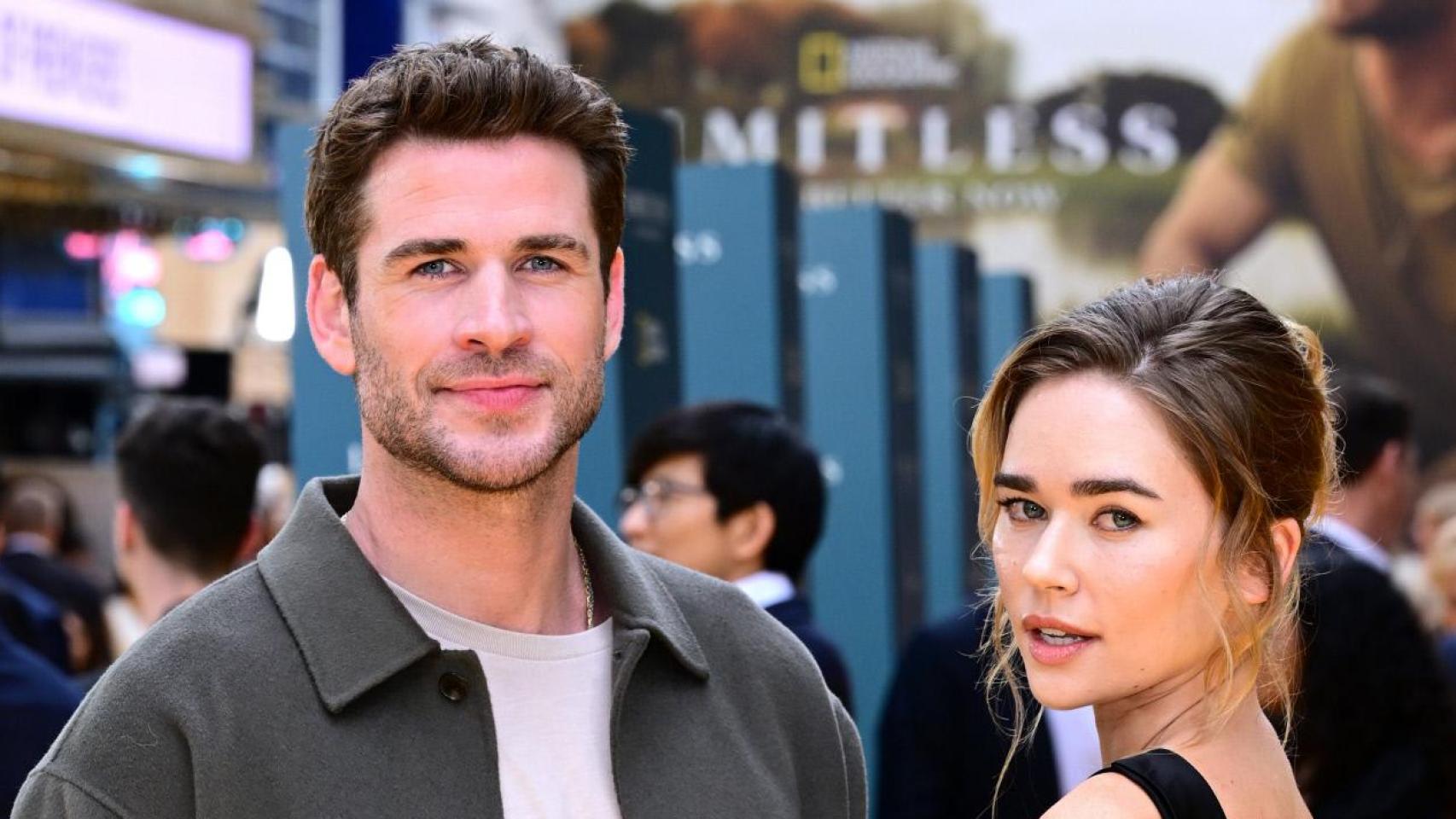 Liam Hemsworth y Gabriella Brooks, en Londres, el pasado mes de julio.