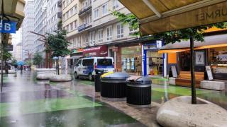 Un coche policial circula por la calle peatonal Alcalde Marchesi, en A Coruña.