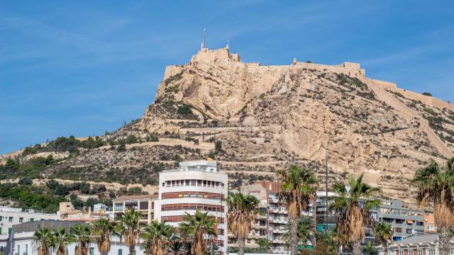 La ciudad de Alicante, con el castillo de fondo