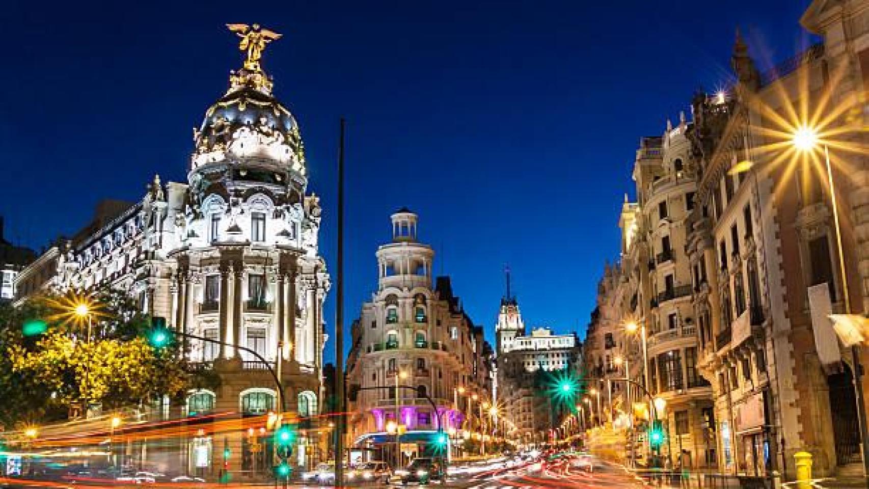Vista de la Gran Vía de Madrid de noche.