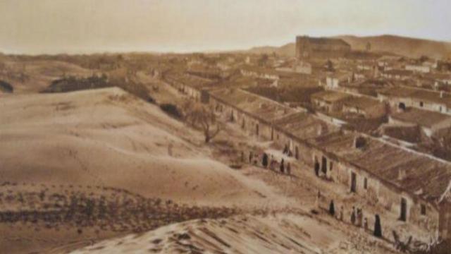 Municipio de Guardamar a punto de ser tragado por las dunas, a principios del siglo XX, antes de las actuaciones del ingeniero Mira.