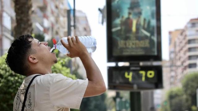 Imagen de archivo de un termómetro callejero que marca 47 grados en Murcia.