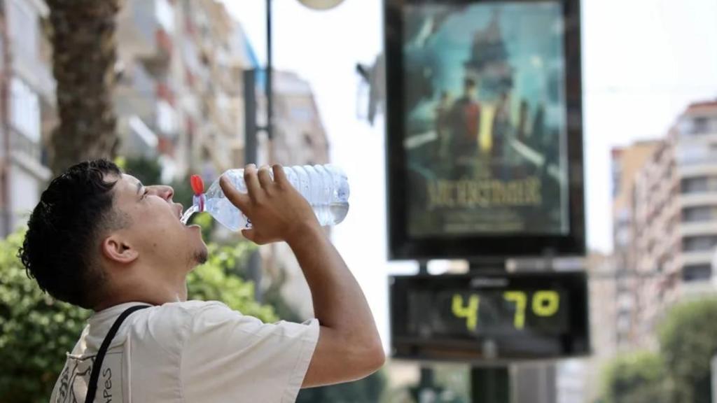 Imagen de archivo de un termómetro callejero que marca 47 grados en Murcia.