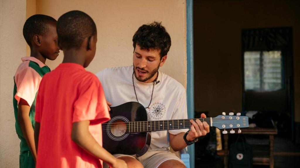 Sebastián Yatra durante su viaje a Kenia.
