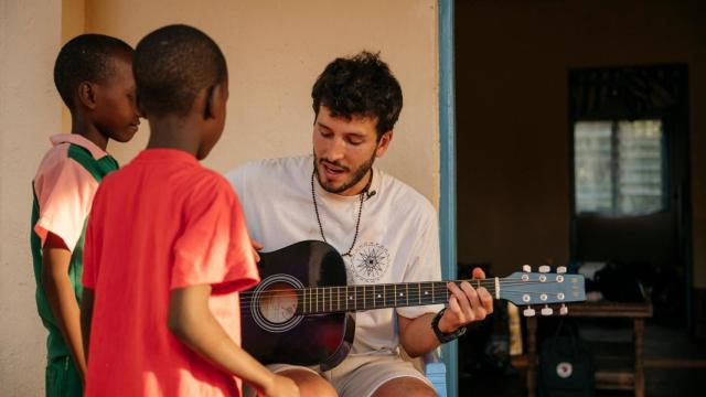Sebastián Yatra durante su viaje a Kenia.
