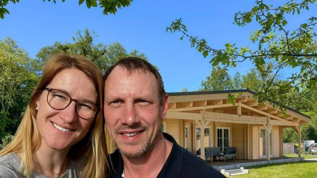 Compradores y su casa prefabricada.