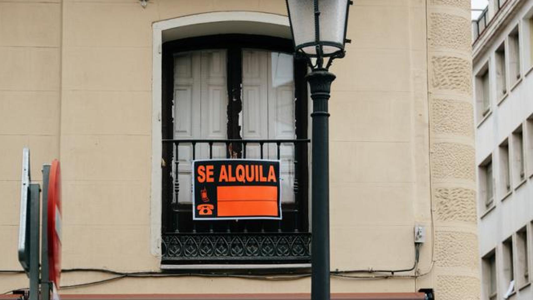 Imagen de una casa con el cartel de se vende.