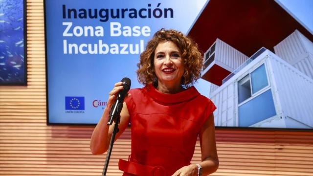 María Jesús Montero, este viernes en Cádiz, atiende a los medios de comunicación.