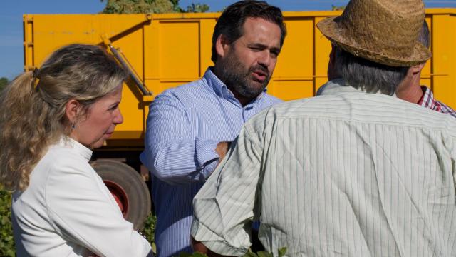 Paco Núñez con miembros del sector vitivinícola de la región