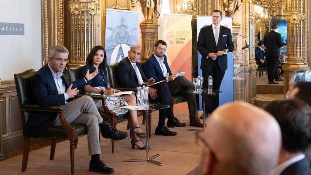 De izquierda a derecha: Gonzalo Sáenz de Miera, director de Cambio Climático y Alianzas de Iberdrola; Erika Rodríguez, directora de la Fundación Carolina; Luis Jiménez-McInnis, representante del Banco Interamericano de Desarrollo (BID) en Europa; Álvaro Ráez, responsable de la OEI para la coordinación de la COP30.