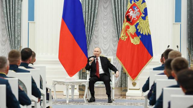 Vladímir Putin en un encuentro con militares y veteranos el pasado mes de junio.