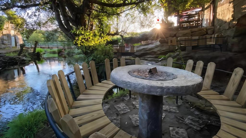 Una mesa de una de las mejores terrazas de Galicia, según la Guía Repsol