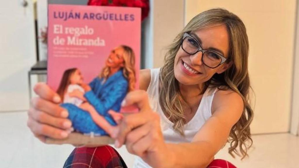 Luján Argüelles posando con su libro `El regalo de Miranda´.