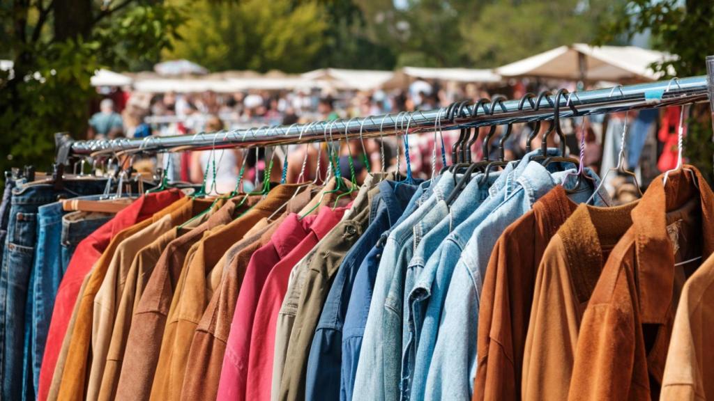 Un puesto de ropa en un mercadillo