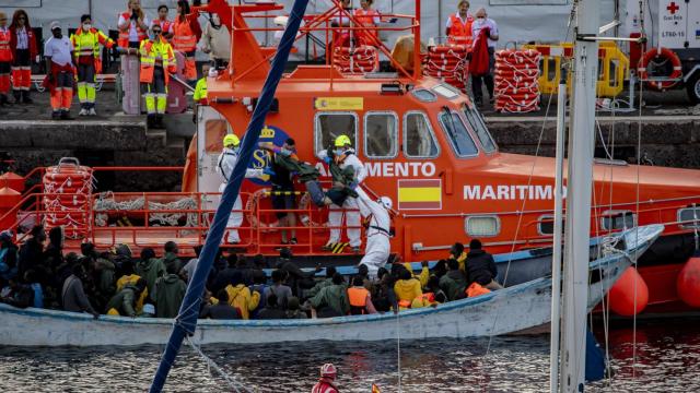 Un cayuco a su llegada al puerto de La Restinga, en El Hierro, este año.