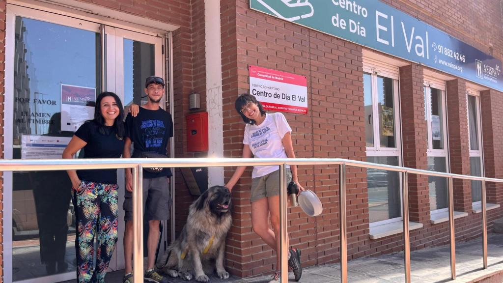 Los voluntarios de la protectora CIMPA Alcalá, con la perra Chakala al Centro de Día El Val.
