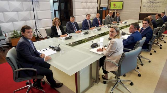 El presidente de la Junta mantiene un encuentro con los presidentes de las diputaciones de la Comunidad