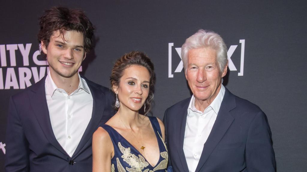 Richard Gere y Alejandra Silva, junto a Homer Gere, en un acto celebrado en Nueva York, el 22 de abril de 2025.