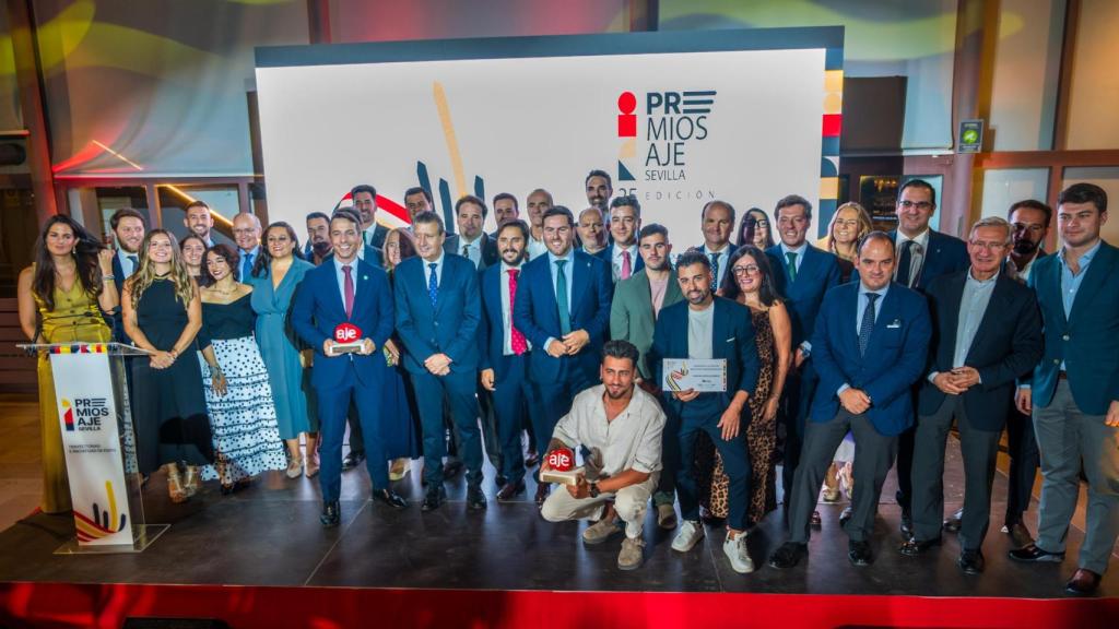 Fotografía de familia de la 25ª edición de los Premios AJE