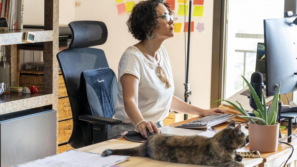 Paula Calvo, educadora felina, trabajando con su gato.