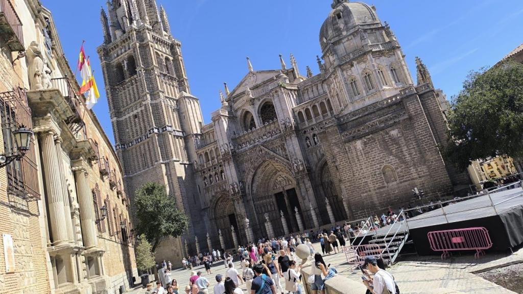 La plaza del Ayuntamiento de Toledo llena de visitantes.