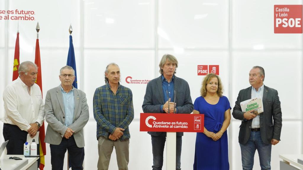 El secretario general del PSCyL, Carlos Martínez, y la eurodiputada socialista y presidenta de la Alianza Progresista de Socialistas y Demócratas en el Parlamento Europeo, Iratxe García, mantienen una reunión con las organizaciones agrarias.
