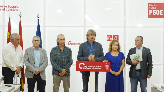 El secretario general del PSCyL, Carlos Martínez, y la eurodiputada socialista y presidenta de la Alianza Progresista de Socialistas y Demócratas en el Parlamento Europeo, Iratxe García, mantienen una reunión con las organizaciones agrarias.
