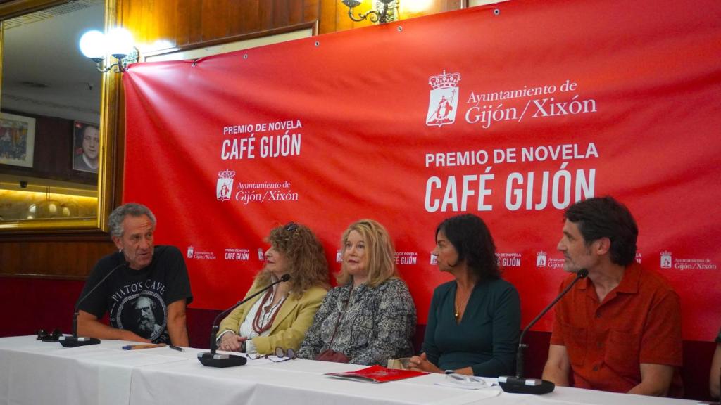 Ricardo Menéndez Salmón, miembro del jurado, hablando de el libro durante la rueda de prensa. Foto: Gabriel Lavao