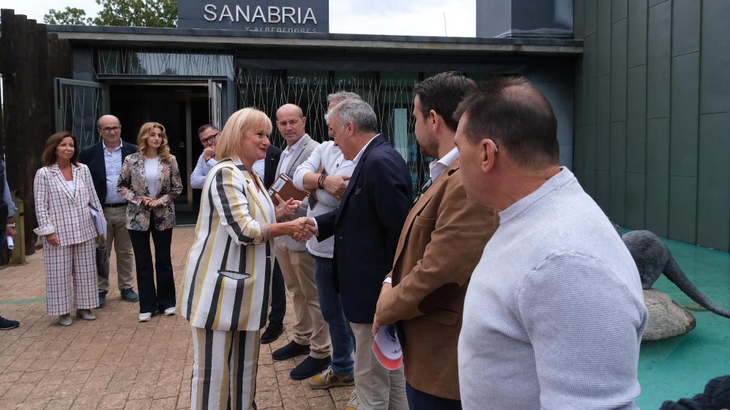 La consejera de Industria, Comercio y Empleo, Leticia García, y la viceconsejera de Acción Cultural, Mar Sancho, se reúnen con el empresariado de Sanabria
