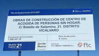 El cartel del anuncio de la construcción de un centro de acogida a personas sin hogar.
